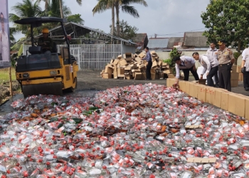 Ditreskrimsus Polda Sumsel Kirim Pesan Keras ke Pengedar Miras Ilegal, 20.088 Botol Digilas Tanpa Ampun