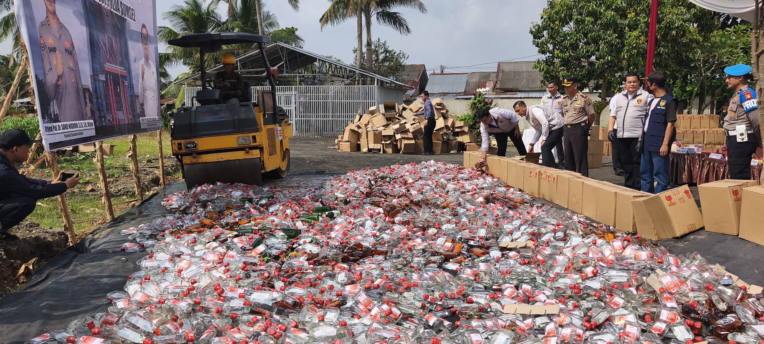 Ditreskrimsus Polda Sumsel Kirim Pesan Keras ke Pengedar Miras Ilegal, 20.088 Botol Digilas Tanpa Ampun