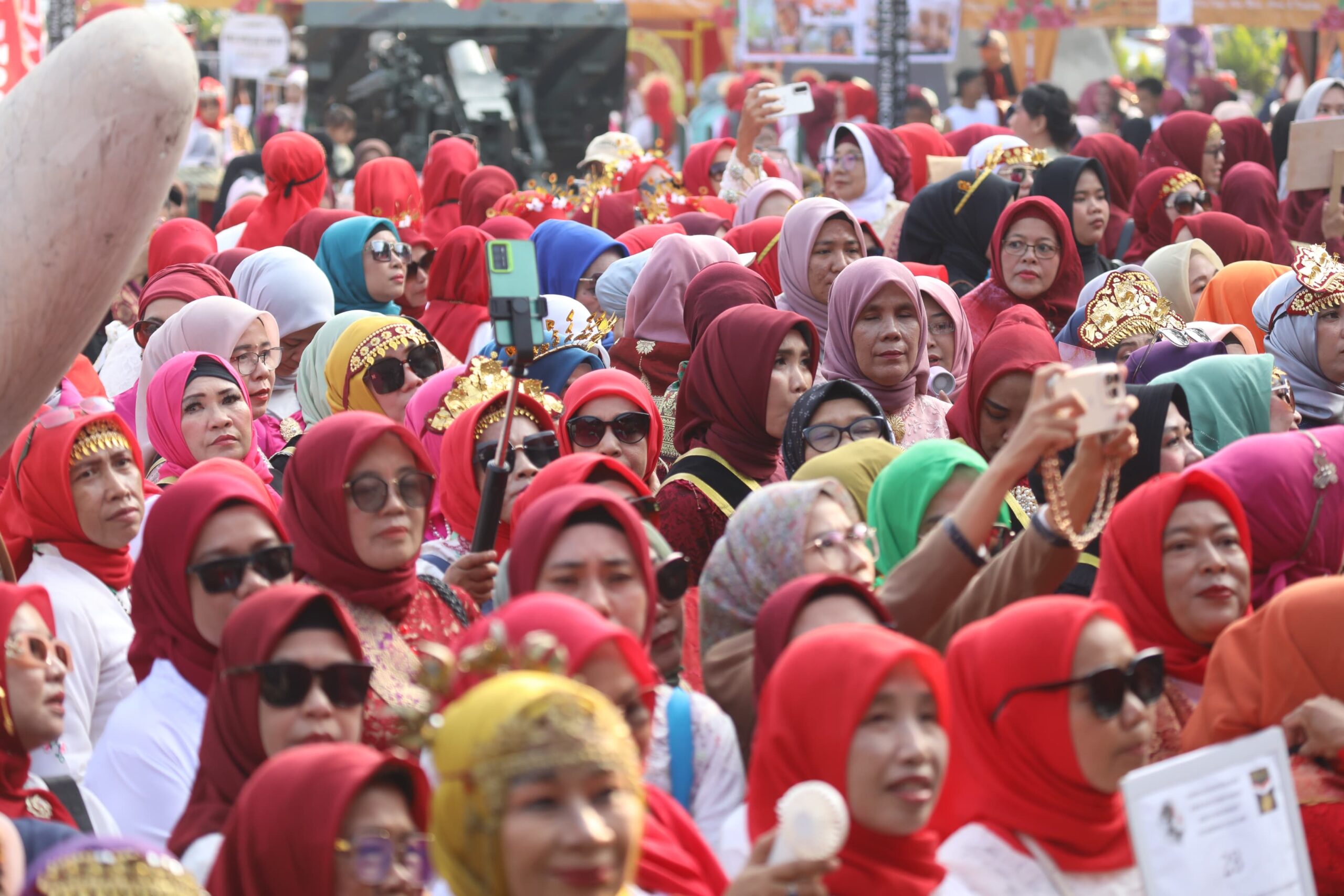 Sumsel Pecahkan Rekor MURI Parade Perempuan Berbusana Songket Terbanyak di Kebaya Nasional 2026