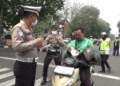 Kualitas Udara Memburuk akibat Karhutla, Pengendara Roda Dua Jadi Sasaran Pembagian Masker