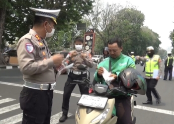 Kualitas Udara Memburuk akibat Karhutla, Pengendara Roda Dua Jadi Sasaran Pembagian Masker