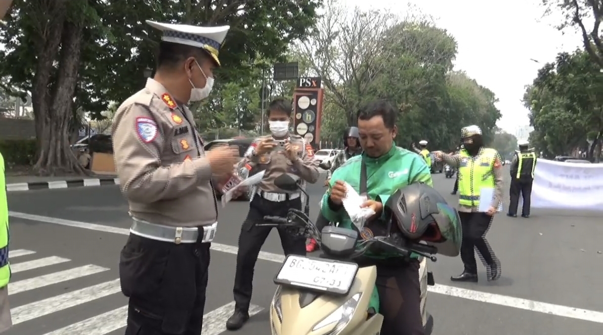 Kualitas Udara Memburuk akibat Karhutla, Pengendara Roda Dua Jadi Sasaran Pembagian Masker