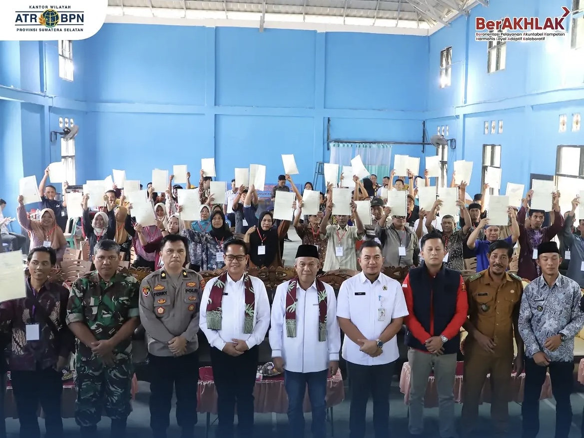 Kakanwil BPN Sumsel Serahkan Sertipikat PTSL ke Warga Musi Rawas