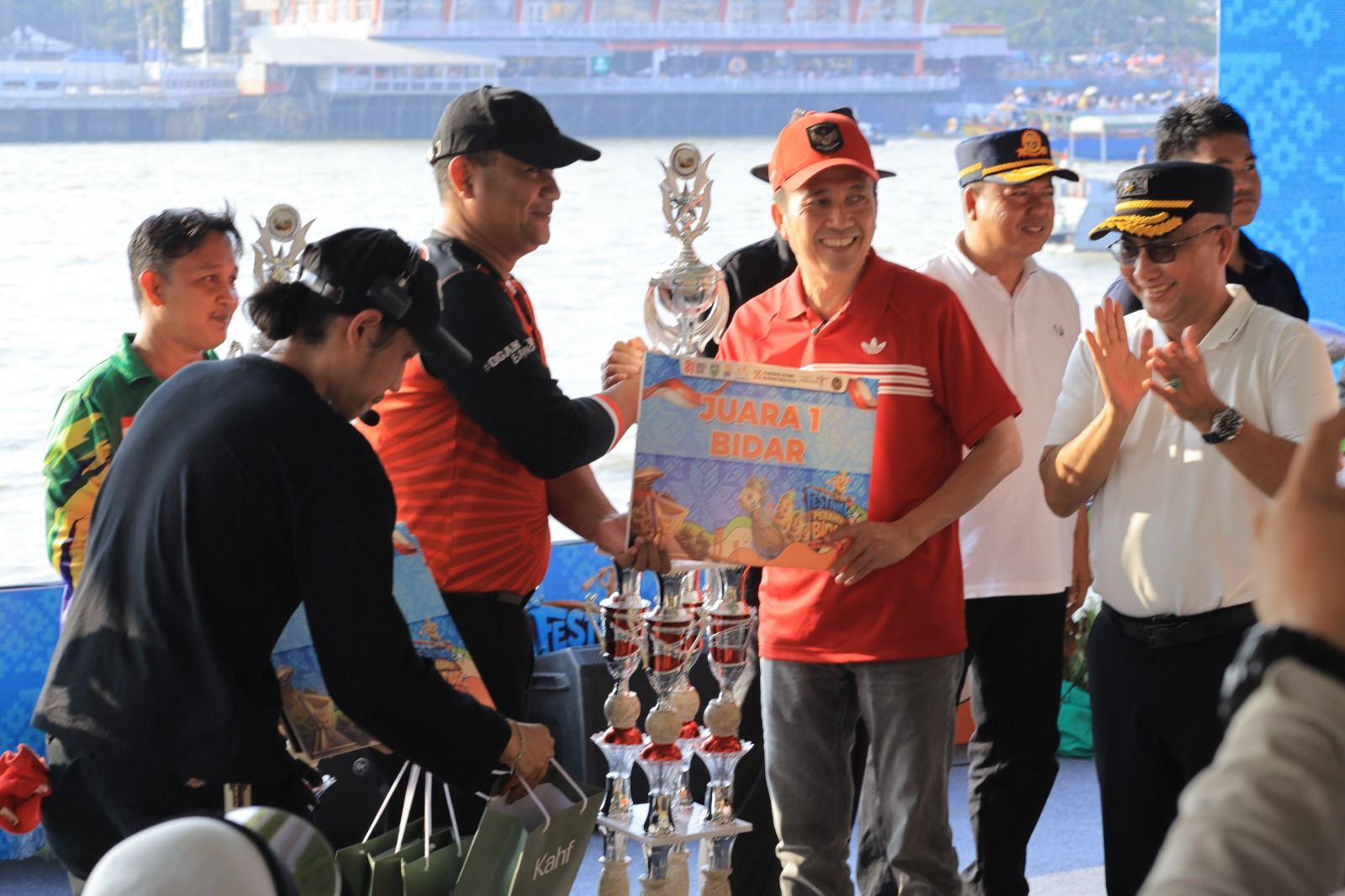 Ribuan Warga Padati Tepian Musi Nonton Festival Perahu Bidar 2026